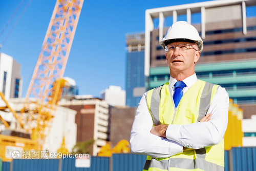 建筑工地的工程师建设者建筑工程师施工场景穿着安全背心